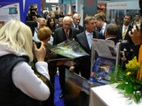 15.9.2008 - Václav Klaus vstoupil do expozice, kde je vítán kalendářem Českého Švýcarska.