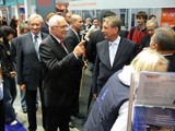 15.9.2008 - prezident Václav Klaus opouští expozici firmy.