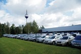 Jednou do roka bývá parkoviště v areálu narvané až k praskuntí - probíhá Zákaznický den.