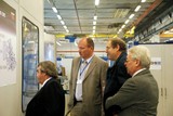 Hosté se zaujetím sledují technologii předváděnou na stroji WHQ 105 CNC.